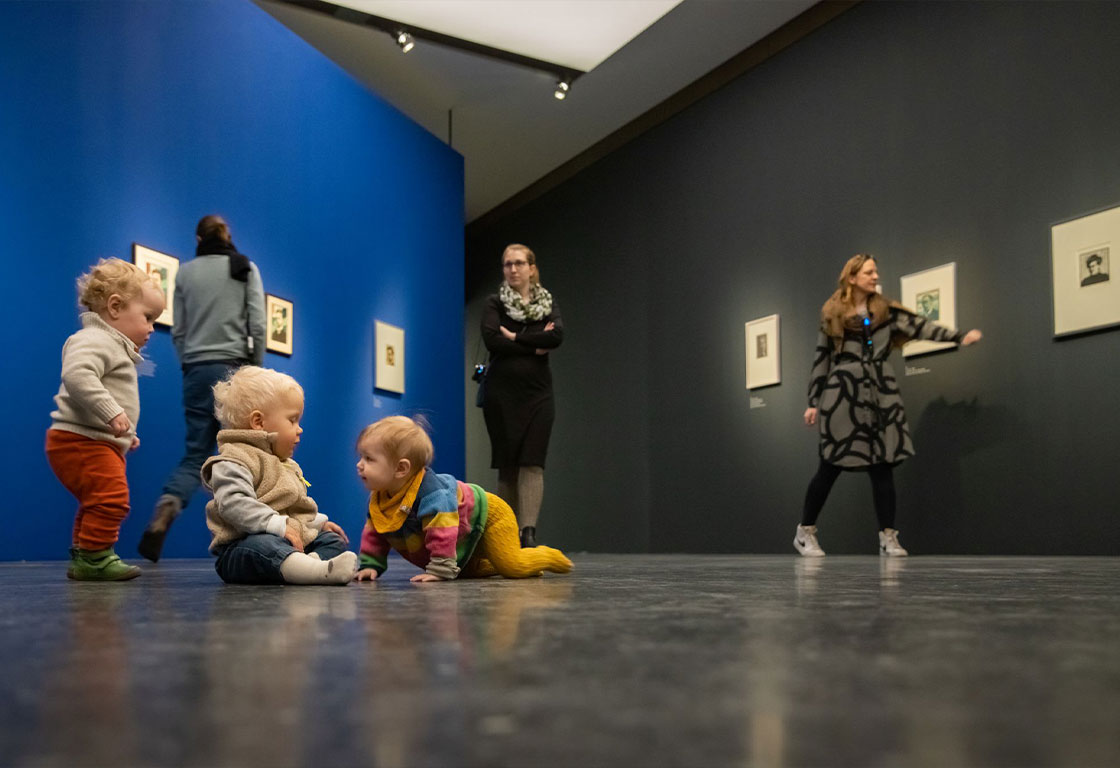 Babys und Eltern in einer Ausstellung des Bucerius Kunst Forums.
