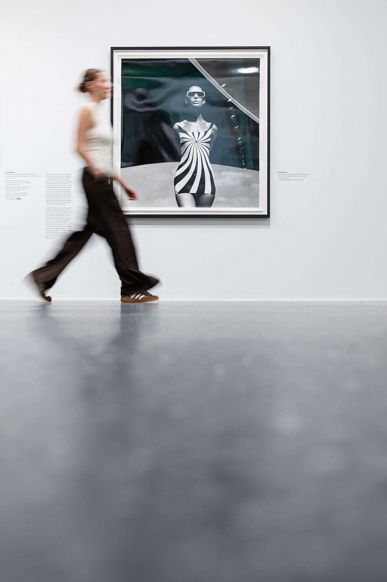 Das Bild zeigt eine Frau in der Ausstellung F.C. Gundlach. You'll Never Watch Alone.