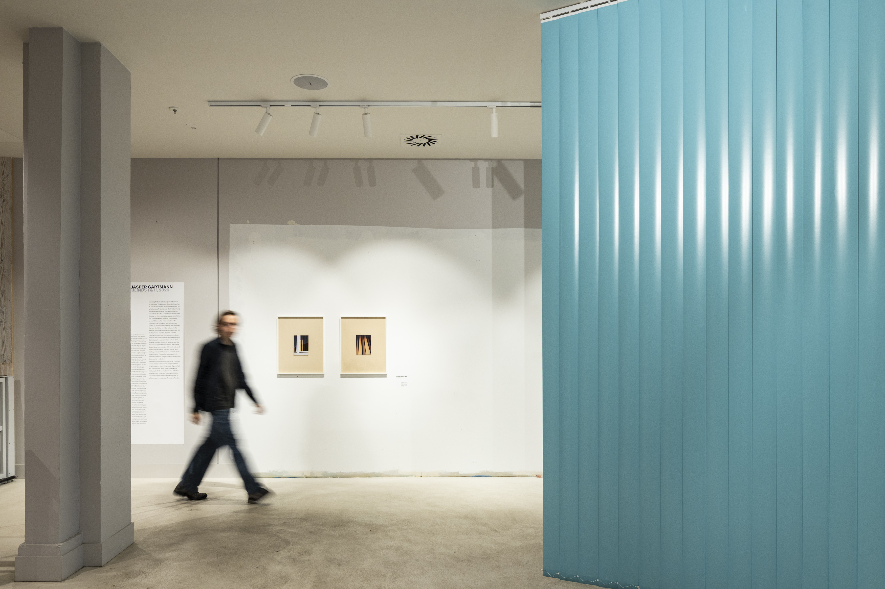 Person in der Satelliten-Ausstellung.
